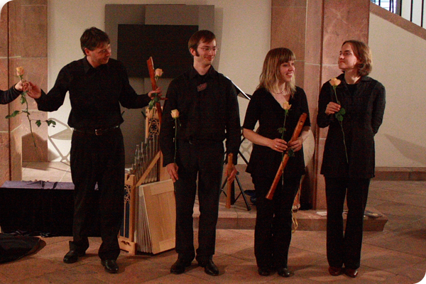 Bild die beiden Tänzer mit den Musikern des Ensembles all'improvviso: Maurice van Lieshout, Martin Erhardt, Annegret Fischer, Nora Thiele