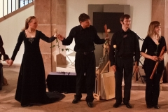 die beiden Tänzer mit den Musikern des Ensembles all’improvviso: Maurice van Lieshout, Martin Erhardt, Annegret Fischer, Nora Thiele